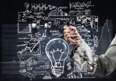 İş fikirlerini çizen kadın. 