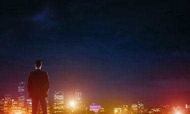 Gece parlayan city ile ilgilenen iş adamı