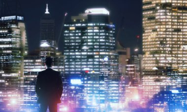 Gece parlayan city ile ilgilenen iş adamı