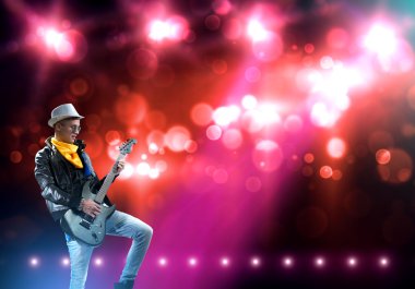 Rock yıldızı sahnede