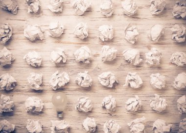 topları buruşuk kağıt ve ampul