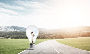 işkadını ampul içinde sıkışmış