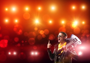 Rock yıldızı sahnede