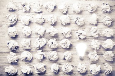 topları buruşuk kağıt ve ampul