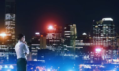 Gece parlayan city ile ilgilenen iş adamı