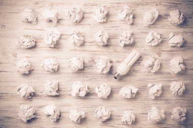 topları buruşuk kağıt ve ampul