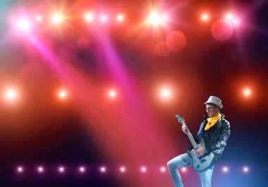 Rock yıldızı sahnede