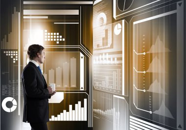 Elinde kupa ile işadamı