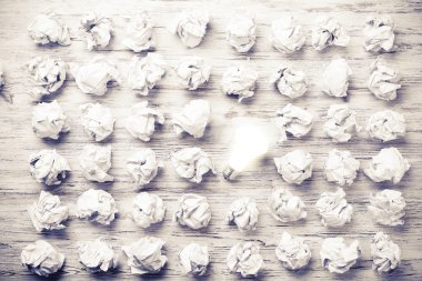 topları buruşuk kağıt ve ampul