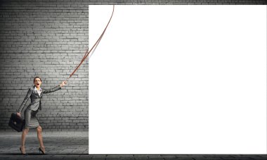 Genç iş kadını çekerek beyaz bayrak