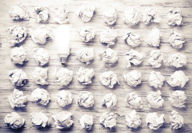 topları buruşuk kağıt ve ampul