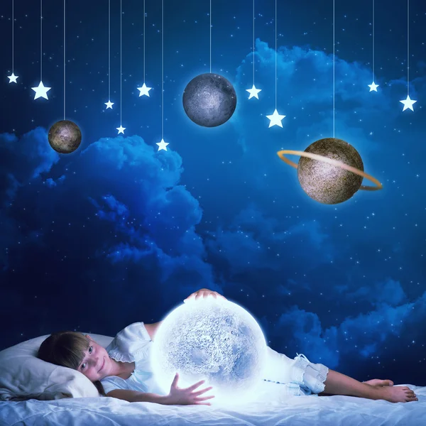Flicka drömmer innan sömn — Stockfoto