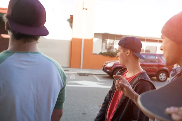 Amici adolescenti positivi con skateboard — Foto Stock