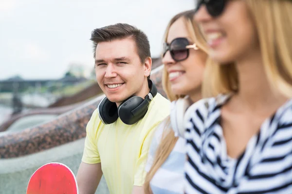 Jonge mensen zitten op de trap — Stockfoto