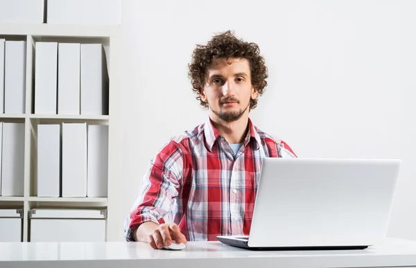 Homem trabalhando no escritório — Fotografia de Stock