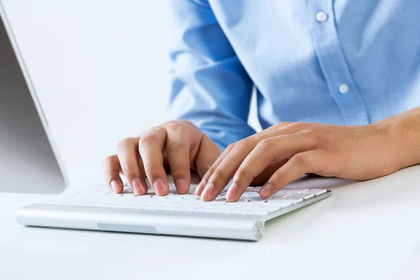 Young man typing on keyboard — Stock Photo, Image