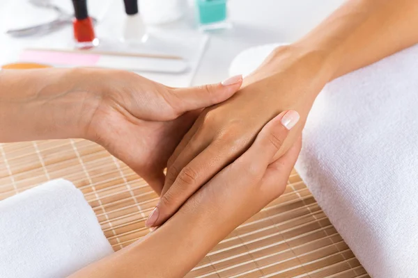 Mujer en el salón recibiendo manicura —  Fotos de Stock