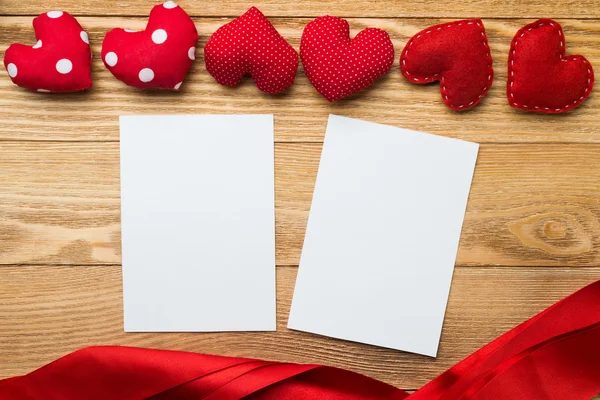Liefde-harten en vellen blanco papier — Stockfoto