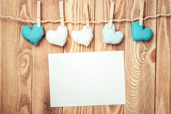 Foglio di carta bianco con cuori — Foto Stock