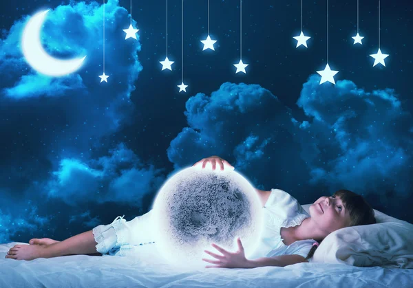 Meisje droomt vóór slaap — Stockfoto