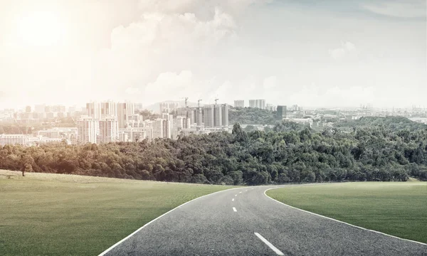 Estrada de asfalto e cidade moderna — Fotografia de Stock