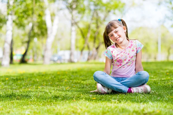 Sorrindo menina no parque — Fotografia de Stock