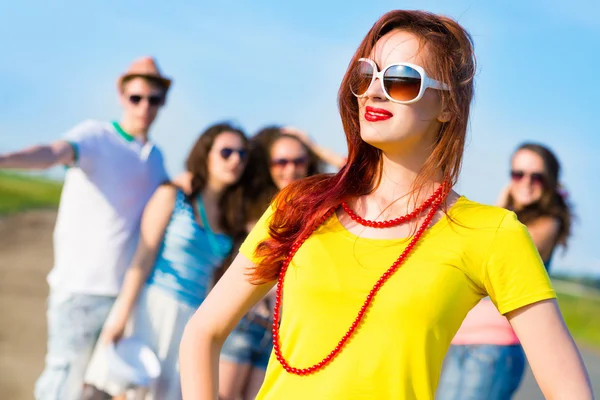 Jeune femme élégante avec des lunettes de soleil — Photo