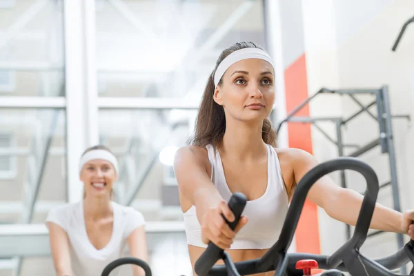 Young people exercising on bikes — Stock Photo, Image