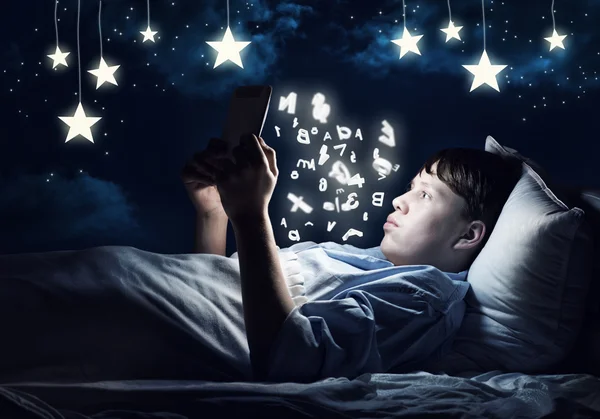 Dospívající chlapec pomocí počítače tablet pc — Stock fotografie