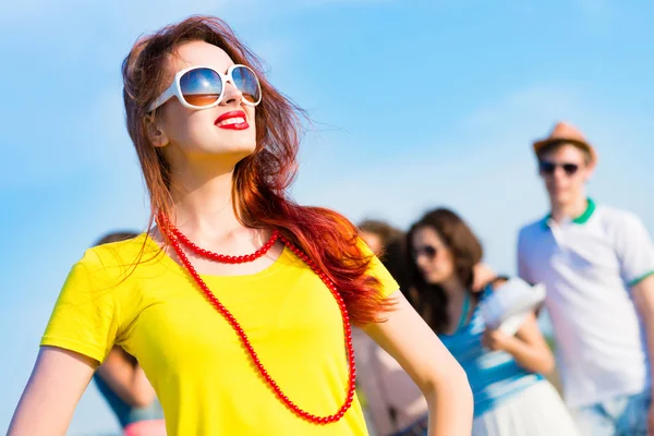 Femeie tânără elegantă în ochelari de soare — Fotografie, imagine de stoc