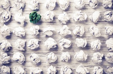 Buruşmuş kağıt toplar.