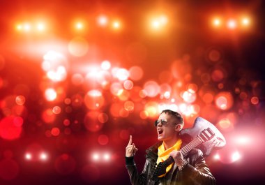 Rock yıldızı sahnede