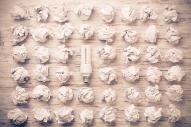 topları buruşuk kağıt ve ampul