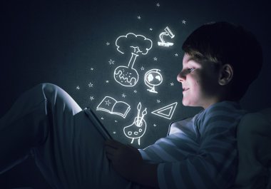 Çocuk onun yatakta tablet ile