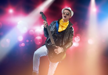 Rock yıldızı sahnede