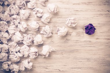 Buruşmuş kağıt toplar.