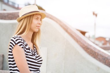 Merdiven üzerinde genç sarışın