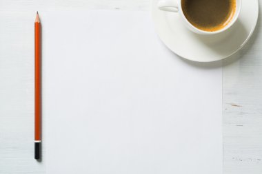 Not defteri ve kalemle kahve.