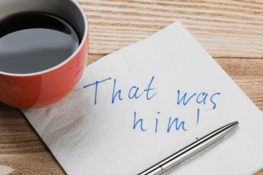 Peçeteye yazılmış romantik mesaj