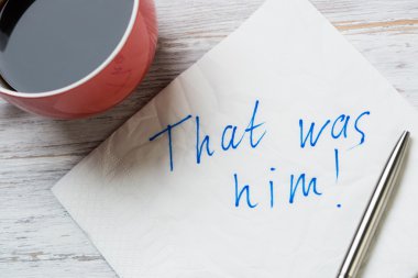 Peçeteye yazılmış romantik mesaj