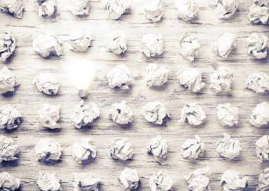 topları buruşuk kağıt ve ampul