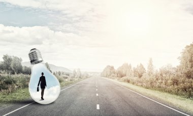 işkadını ampul içinde sıkışmış