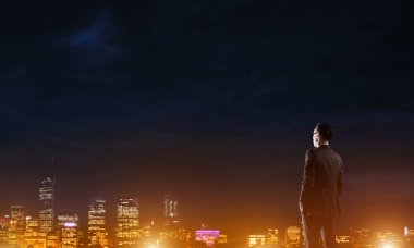 Gece parlayan city ile ilgilenen iş adamı
