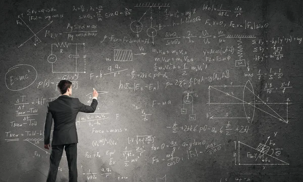 Homem desenho fórmulas físicas — Fotografia de Stock