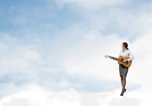 Empresária tocando guitarra acústica — Fotografia de Stock