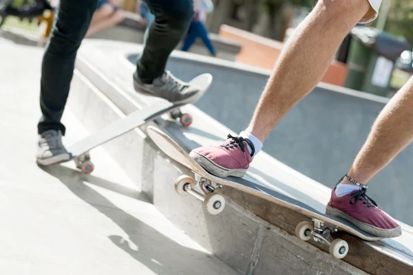 Jungs auf dem Skateboard — Stockfoto