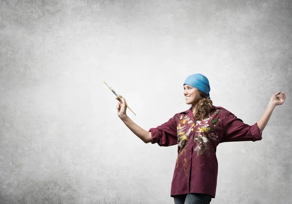 Sanatçı kadın boya fırçası ile — Stok fotoğraf
