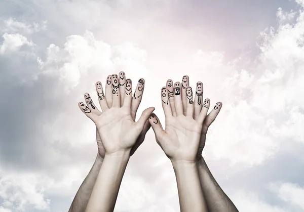 Manos de hombre y mujer en el fondo de las nubes —  Fotos de Stock