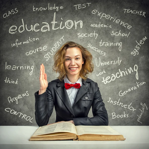 Mujer joven estudiando duro — Foto de Stock