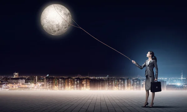 Jovem mulher segurando planeta lua — Fotografia de Stock